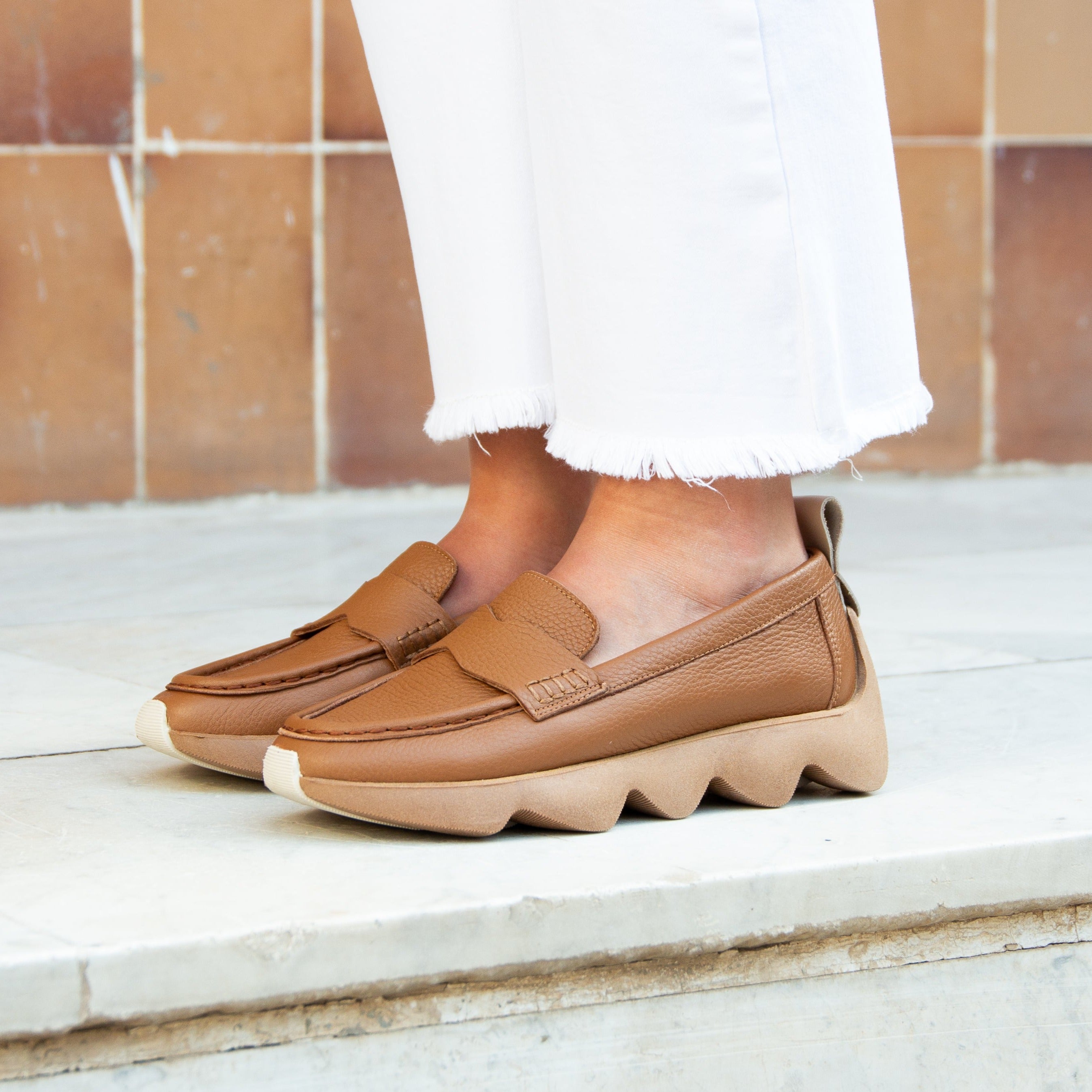 Dahlia tan loafer - THUNA